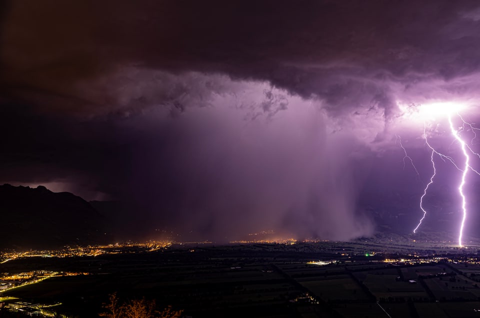 Erst unwetterartige Gewitter, danach starker Dauerregen