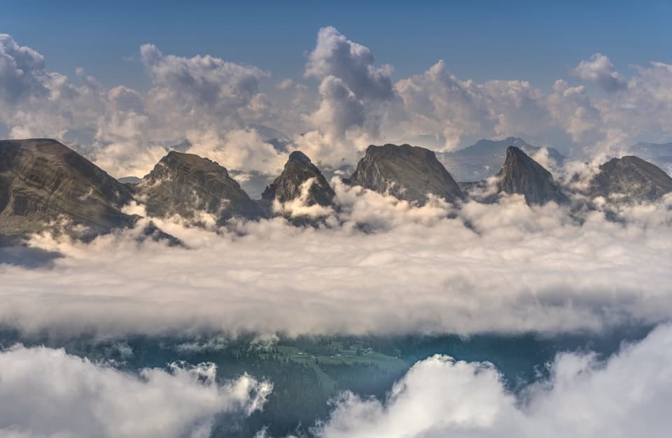 Im Frühherbst sind herbstliche und sommerliche Wolken oft zusammen am Himmel zu sehen.
