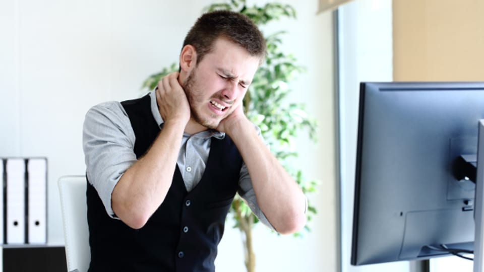 Typisch für unseren Alltag vor dem Computer: Der Nacken schmerzt.