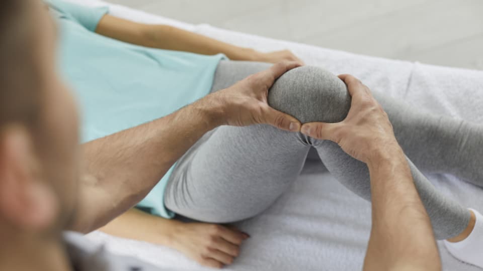 Shiatsu wird meist am Boden auf einem Futon gemacht. Auch auf der Liege ist Shiatsu möglich.