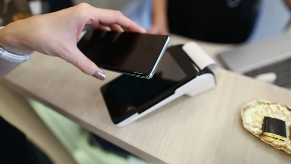 Dank unserem Smartphone können wir Kreditkarten & Co. «virtualisieren», eine digitale «Kopie» erstellen, mit der es möglich wird, das Handy an Stelle einer Karte ans Lesegerät bei der Kasse zu halten.