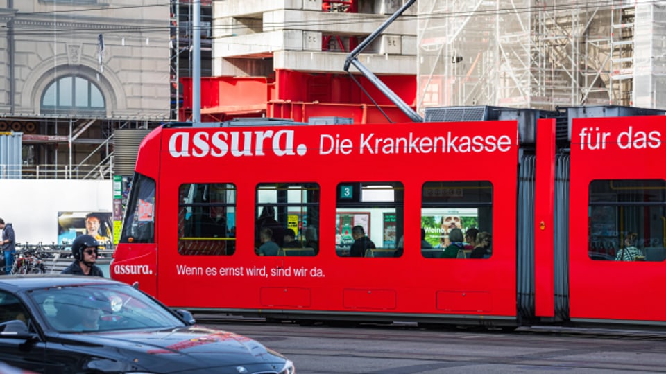 Als das Neugeborene schreit, stellt die Assura auf taub Espresso SRF