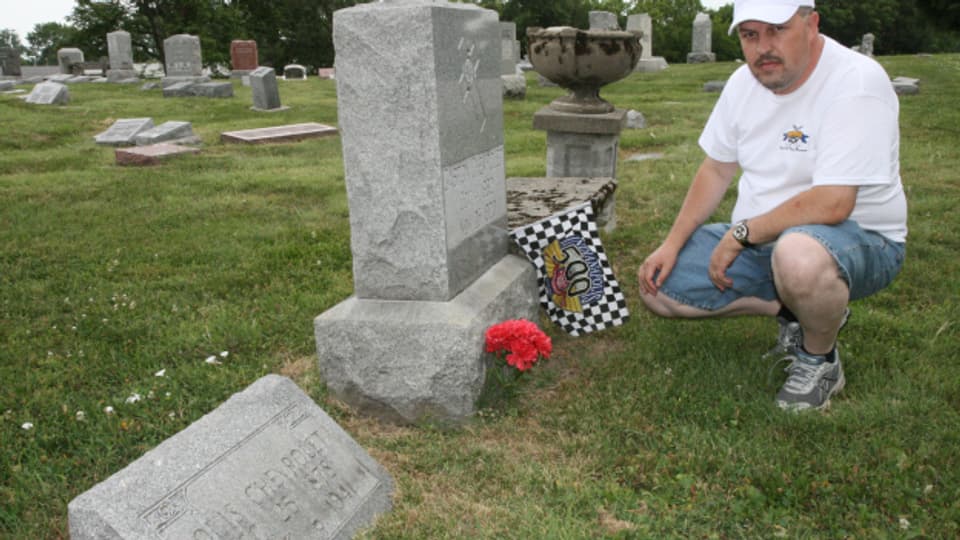 Biograf Martin Sinzig am Grab der Brüder Louis und Gaston Chevrolet in Indianapolis