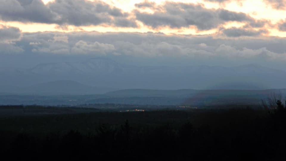 Sonnenuntergang hinter Wolken über den Catskills