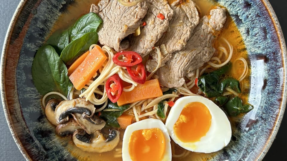 Ramen-Suppe mit Rindfleisch, Ei und Gemüse