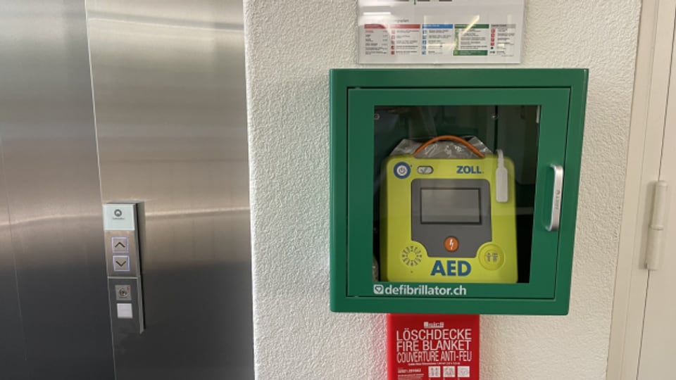 Im Radiostudio Bern ist der Defibrillator im Eingangsbereich neben dem Lift.
