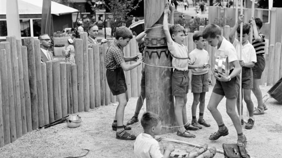 Knaben beim Indianerspiel im Kinderparadies der SAFFA 58, der Schweizerischen Ausstellung für Frauenarbeit auf der Landiwiese in Zürich im Juli 1958.