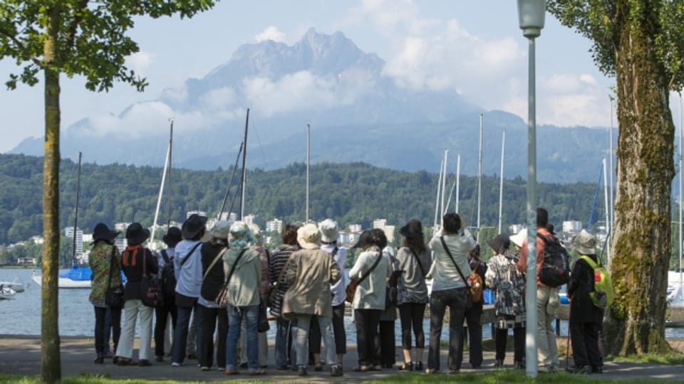 Eine Gruppe asiatischer Touristen besucht auf der Seeburgwiese in Luzern den neuen Aussichtspunkt zum Pilatus
