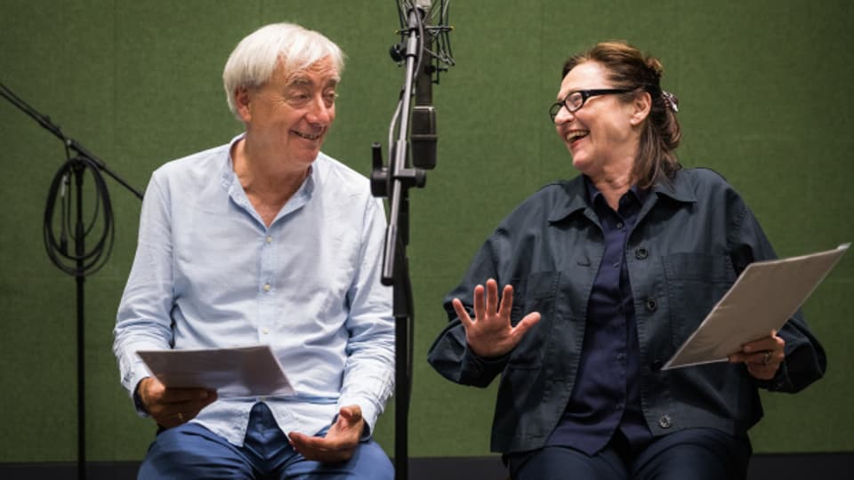 Ueli Jäggi als Hunkeler und Charlotte Schwab als Hedwig im Hörspielstudio.