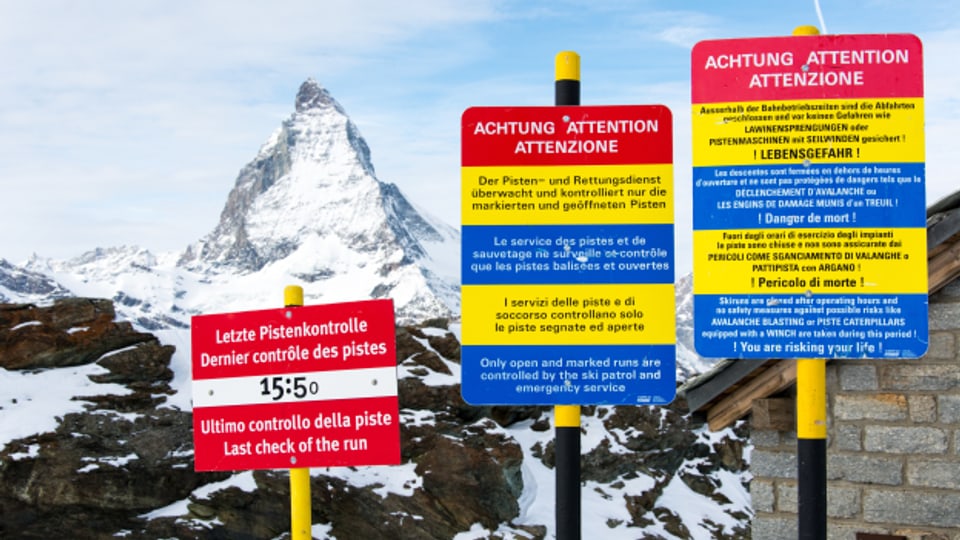 Pistenschilder vom Matterhorn-Gipfel in Zermatt in den Landessprachen