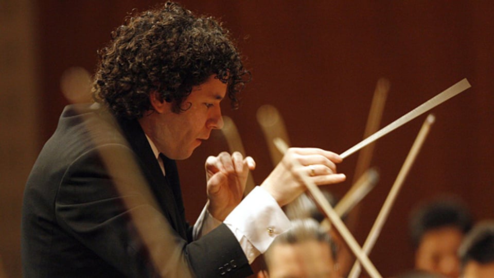 Dirigent Gustavo Dudamel mit Taktstock.