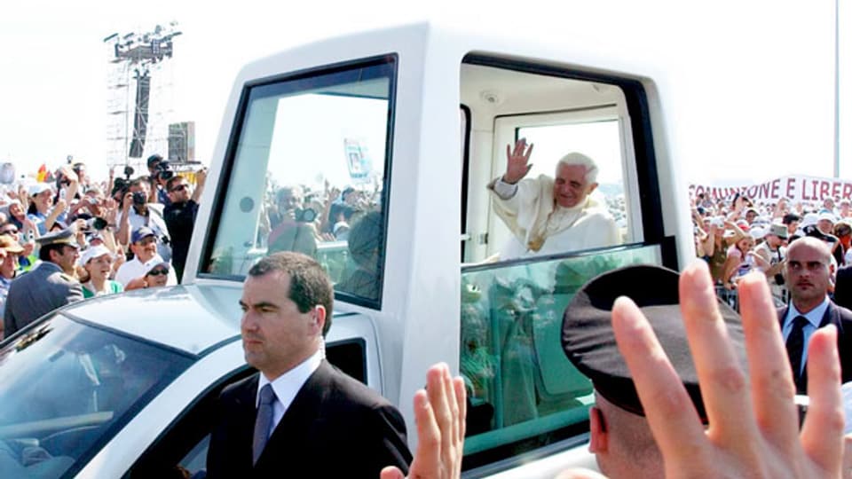 Auch Papst Benedikt XVI. benutzte das Papamobil, das sein Vorgänger berühmt gemacht hatte.