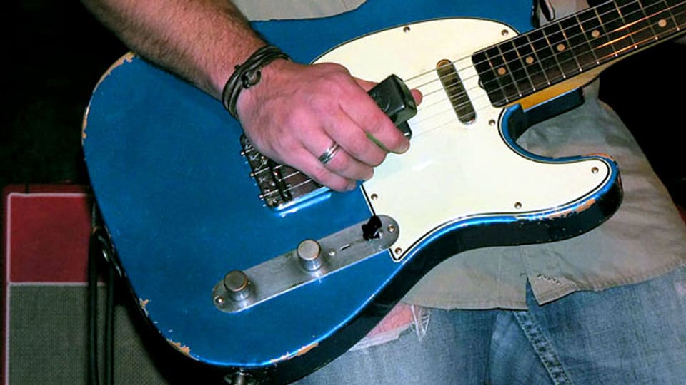 Ein Gitarrist spielt mit einer E-Bow Gitarre