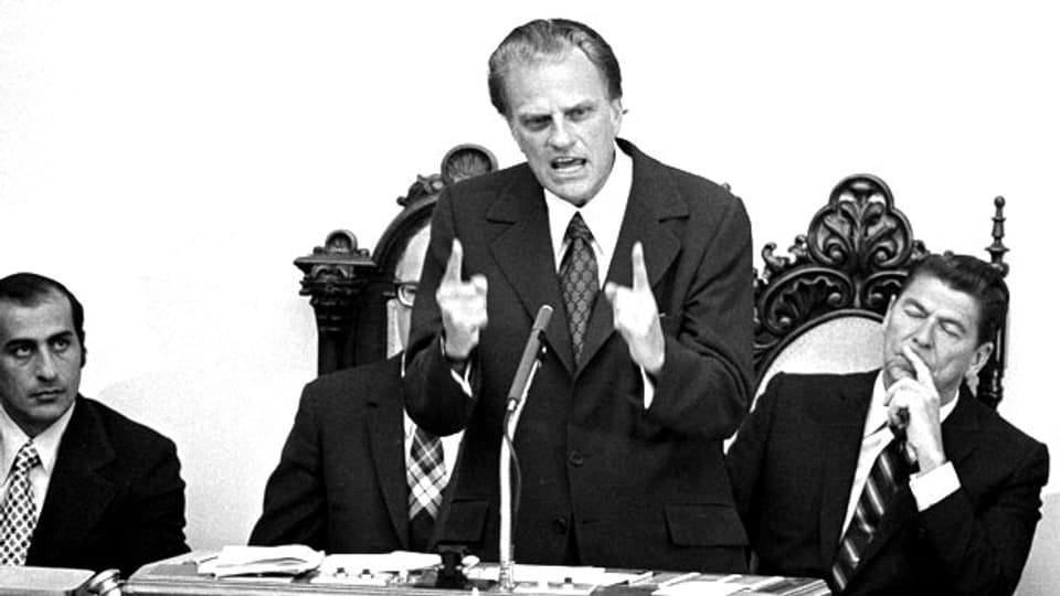 Billy Graham spricht vor der kalifornischen «Capitol Assembly chamber», rechts neben ihm Ronald Reagan (1971).