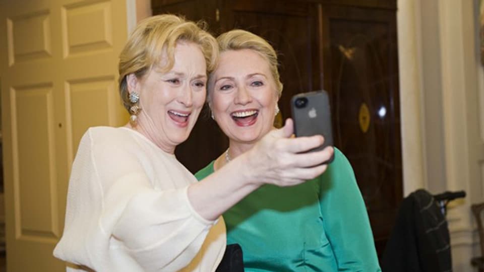 Das Phänomen ist nicht nur bei Popstars beliebt. Selfies sind mittlerweile Generationen übergreifend: Hier knipsen sich Meryl Streep und Hillary Clinton, mit sichtlichem Spass.