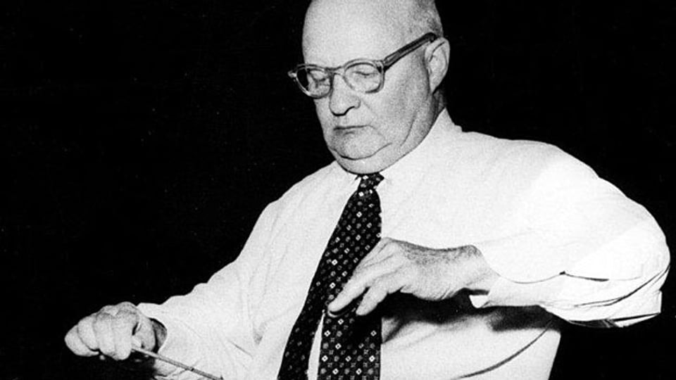 Der Komponist Paul Hindemith (1895-1963) dirigiert während einer Probe (undatierte Aufnahme).