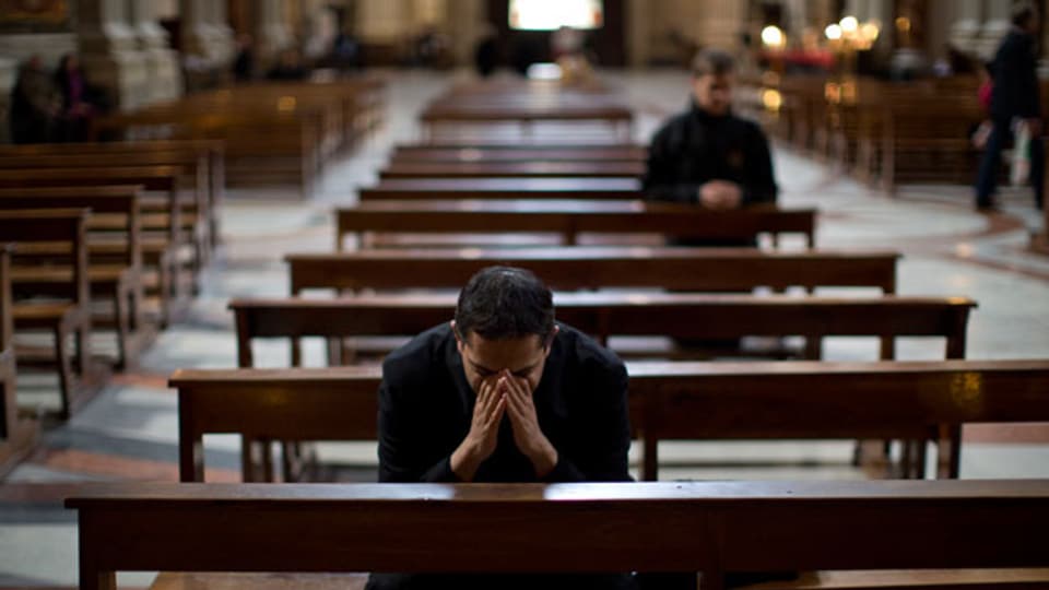Ein Priester betet in der St. Ingatius Kirche in Rom, die dem Gründer der Jesuiten gewidmet ist.