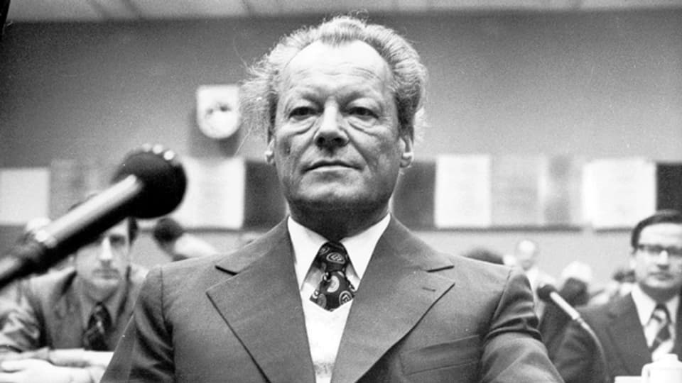 Willy Brandt sagt 1974 vor einer parlamentarischen Kommission über die Guillaume-Affäre aus.