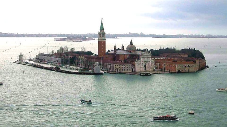 Auf der Isola di San Giorgio Maggiore in Venedig wurde die Charta am 31. Mai 1964 gutgeheissen.