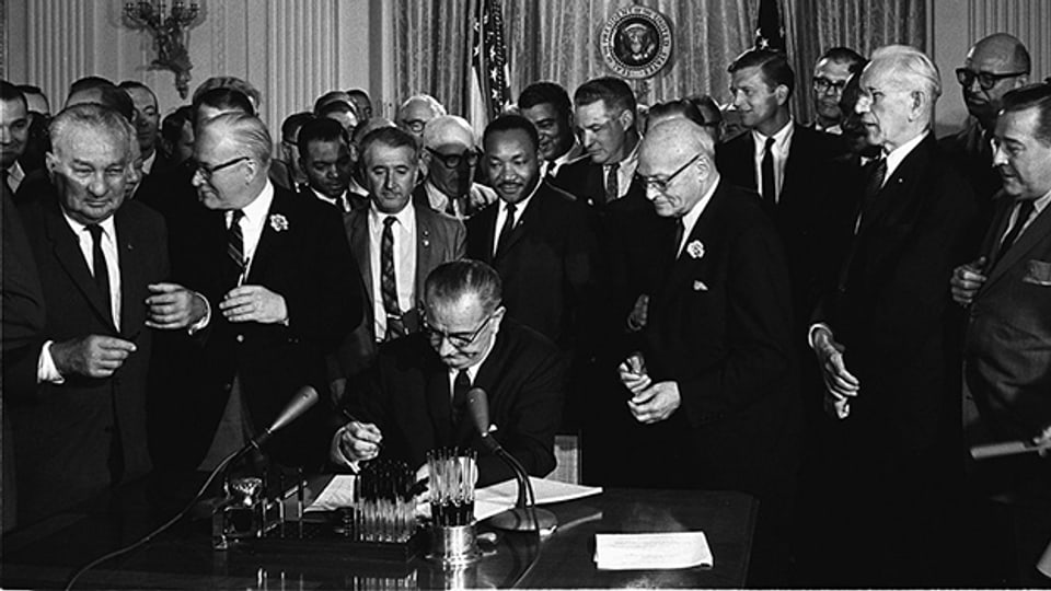 Präsident Johnson unterschreibt den Civil Rights Act vom 2.7.1964.