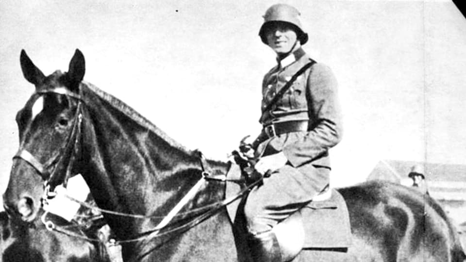 Claus Schenk Graf von Stauffenberg mit Stahlhelm auf Pferd des 17. Reiterregiments in Bamberg.