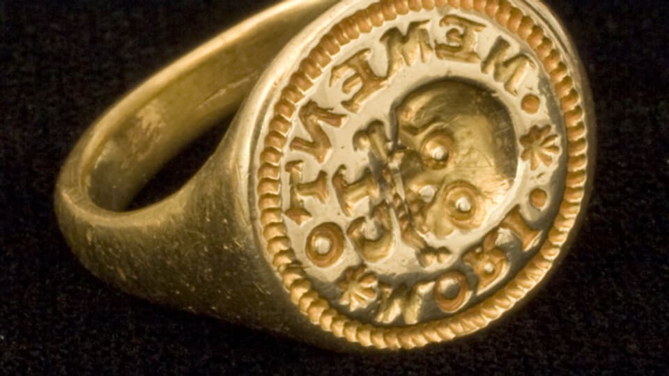 Ein Goldring aus dem frühen 17. Jahrhundert mit der Aufschrift «Memento Mori», gefunden in Jamestown.