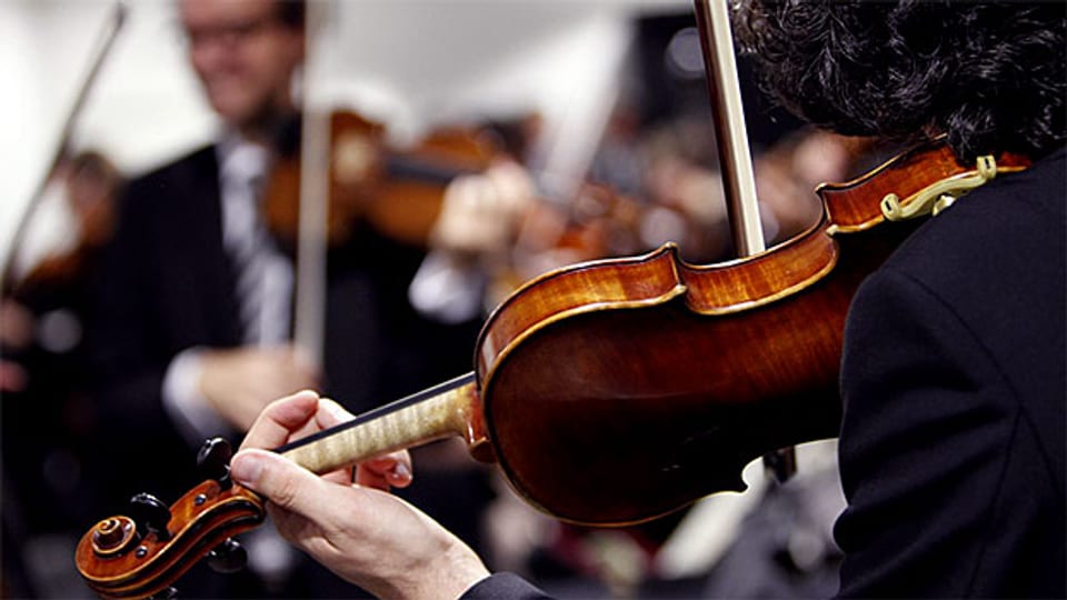 Musikerinnen und Musiker des Lucerne Festival Orchestras spielen sich vor dem Konzert im KKL Luzern ein (2011).
