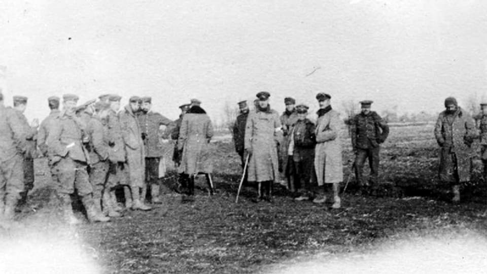 Britische und deutsche Soldaten treffen sich während des Weihnachtsfriedens.