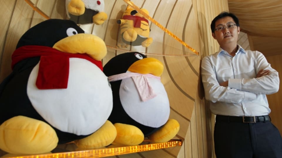 Tencent-CEO Pony Ma posiert mit seinen Plüschmaskottchen.