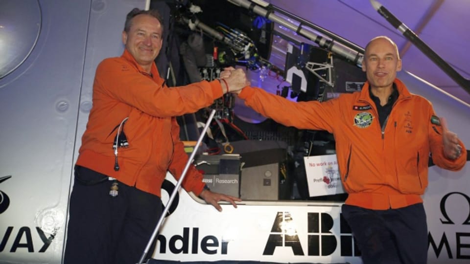 André Borschberg und Bertrand Piccard in Au Dhabi kurz vor dem Abflug.