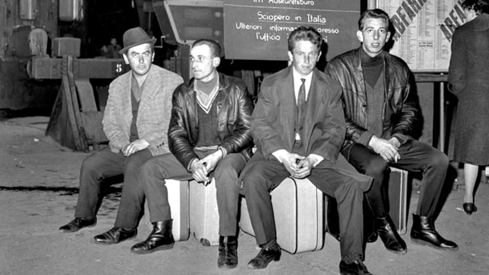 Italienische Gastarbeiter warten am 17. Dezember 1966 auf dem Hauptbahnhof.