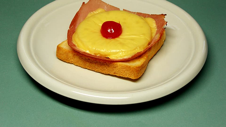 Toast Hawaii oder Hawaii-Toast ist ein mit Schinken, Ananas und Käse belegter, überbackener Toast, der in den 1950er-Jahren populär wurde.