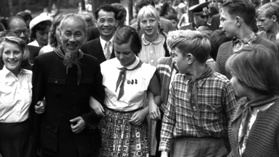 Besuch Ho Chi Minhs bei Pionieren, bei Berlin, 28. Juli 1957.