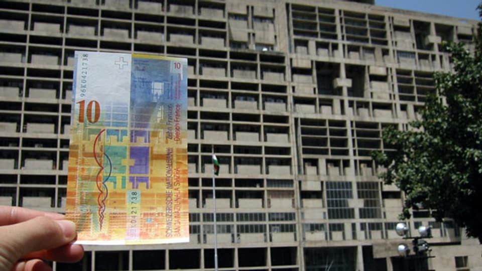 Die 10-Franken-Note zeigt die Fassade des Sekretariats von Chandigarh, das Le Corbusier entworfen hat.
