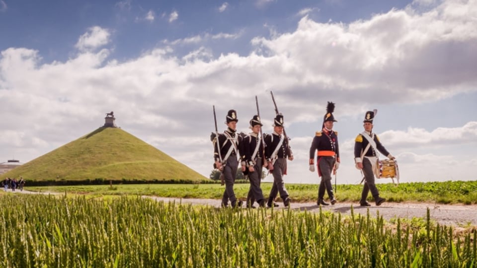 Reenactors stellen beim Löwenhügel die Schlacht von Waterloo nach, Belgien 2015.