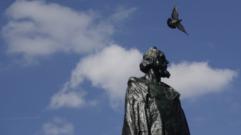 Das Jan-Hus-Denkmal in Prag wurde zum Symbol tschechischer Unabhängigkeit.