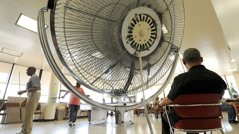Senioren in einem Cooling Center mit riesem Ventilator in Baltimore.