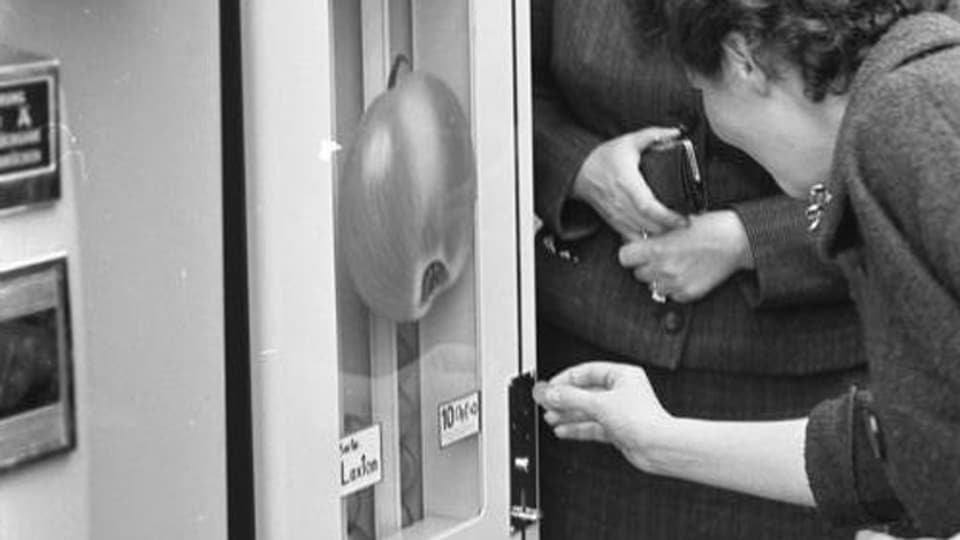 Obst gegen Münz: Zwei Frauen 1961 an einem Lebensmittelautomaten in Deutschland.