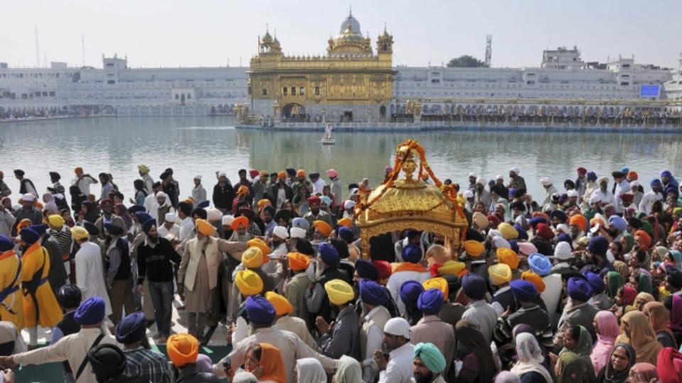 Feierlichkeiten der Sikhs vor dem goldenen Tempel