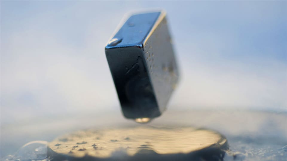 Ein Supraleiter lässt einen Magneten schweben.