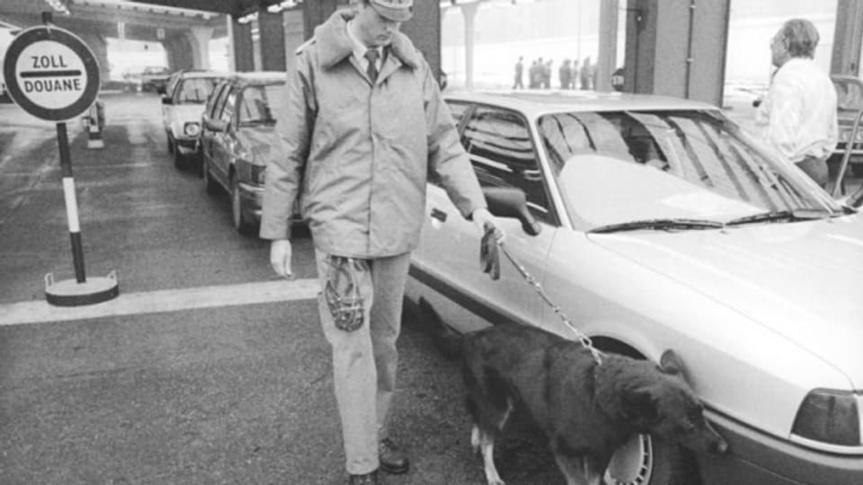 Berlin 1989: Ein Auto wird zur Stichprobe mit einem Hund auf Rauschgift kontrolliert.