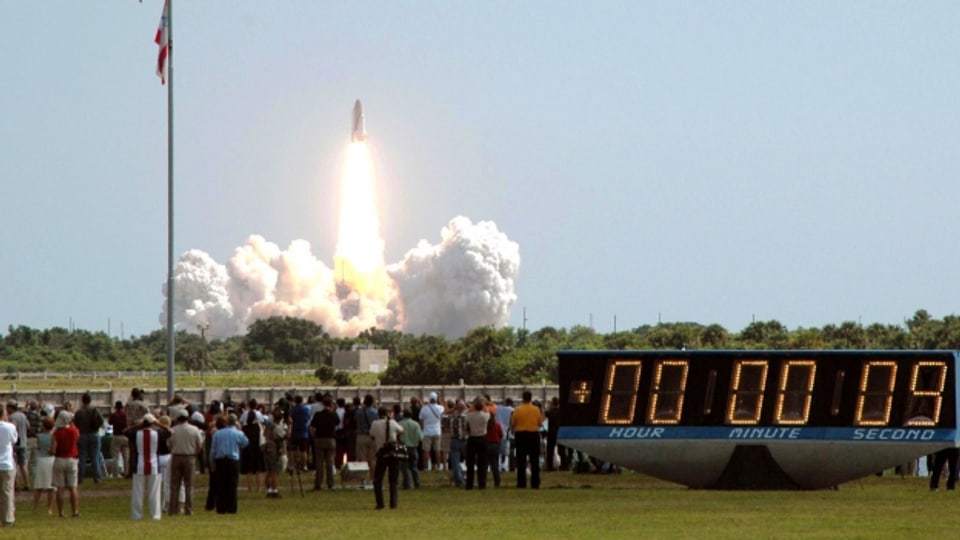 Countdown für den Raketenstart beim Kennedy Space Center.