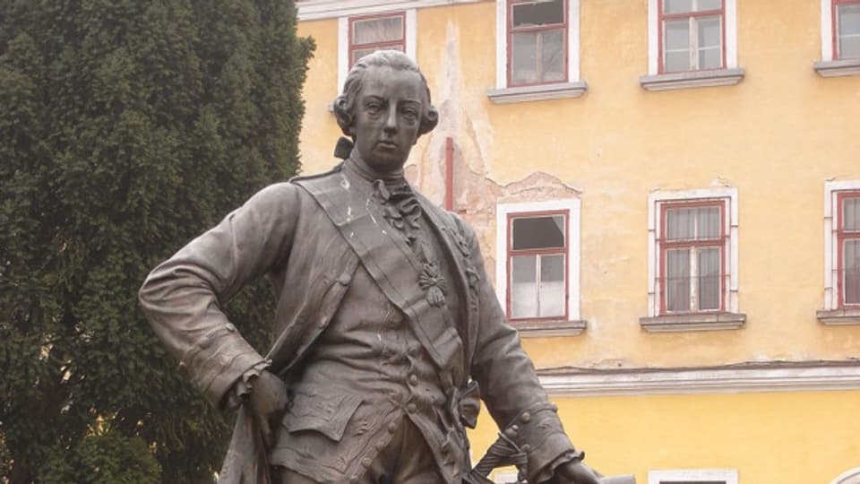 Statue vor gelbem Haus: Josef II.