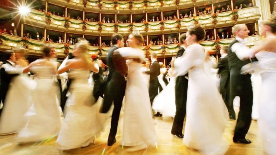 Tanzende Paare am Wiener Opernball.