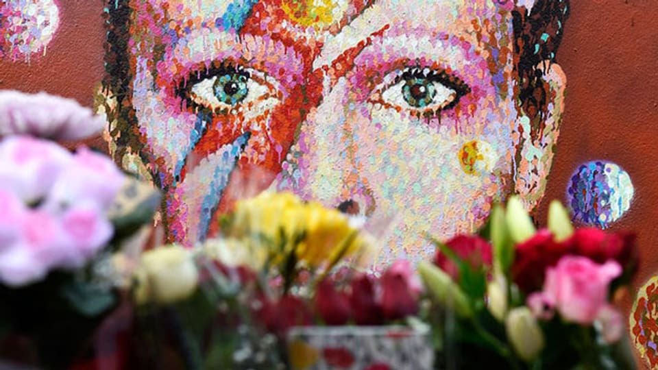 Blumen treuer Fans für den am 10. Januar 2016 verstorbenen David Bowie.