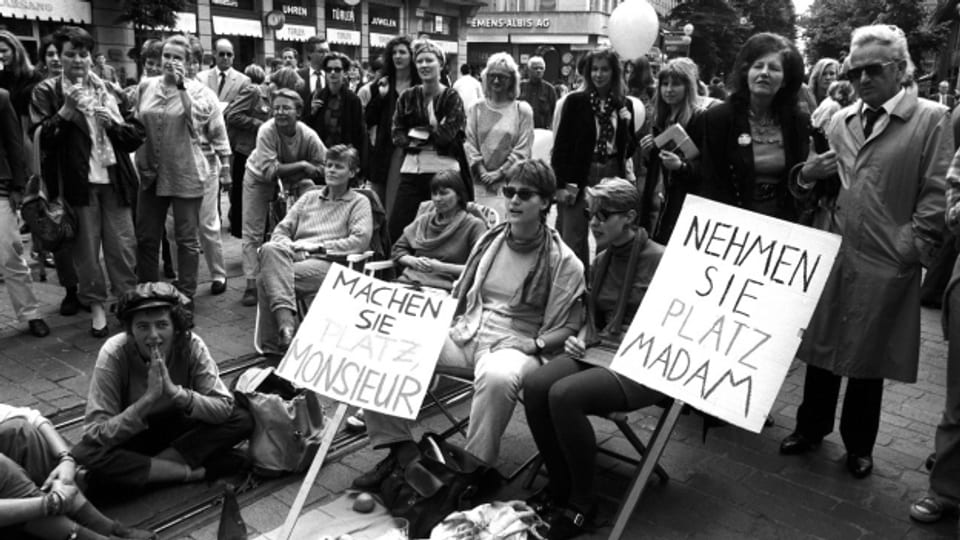Streikende Frauen auf der Strasse in Zürich anlässlich des nationalen Frauenstreiks am 14. Juni 1991.