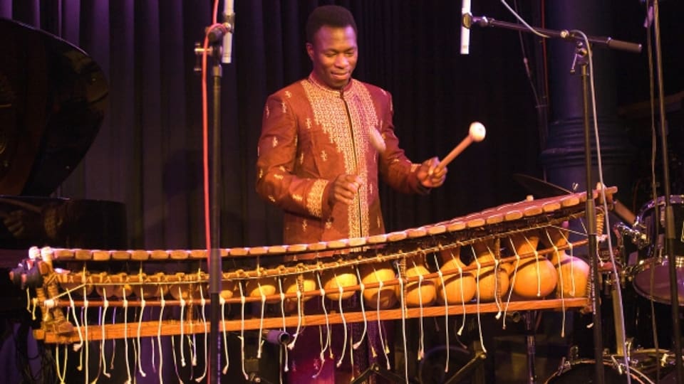 Der ivorische Jazzmusiker Ali Keïta am Balafon