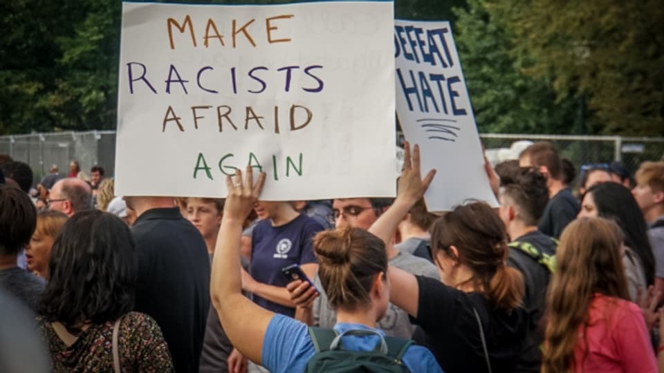 Demonstranten bei einem Gedenkmarsch in Washington an die rechtsextremen Ausschreitungen in Charlottesville