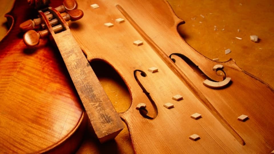 Bauteile einer Violine, rechts die Decke mit dem Bassbalken