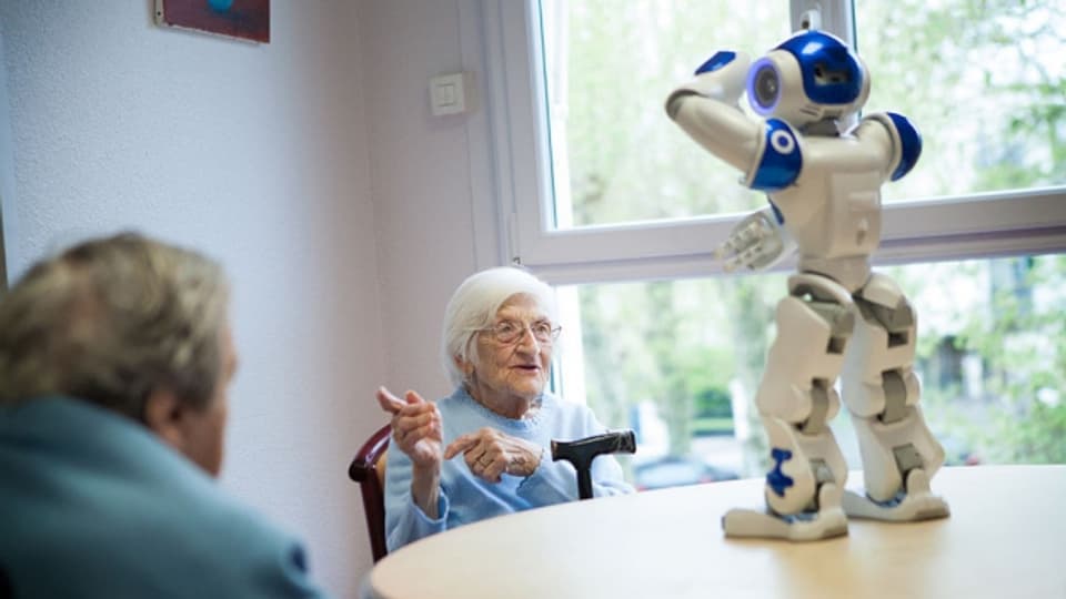 Roboter dienen im Seniorenheim als Vorturner.
